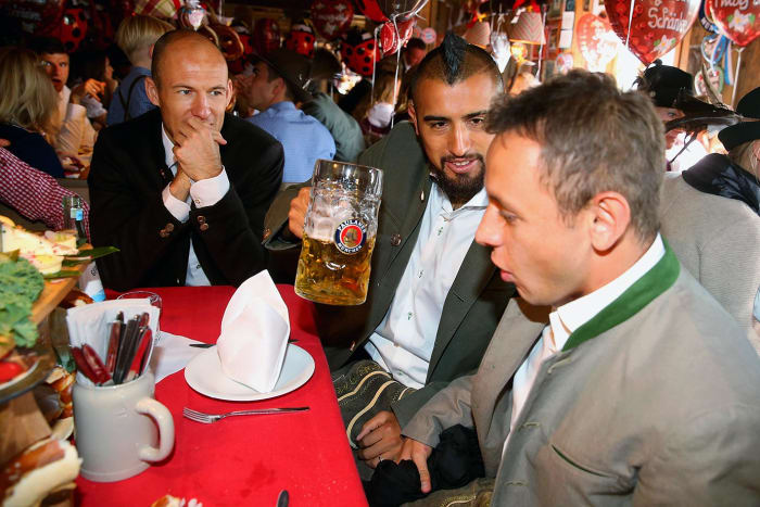 Arjen-Robben-Arturo-Vidal-Rafinha-Oktoberfest-490649608.jpg